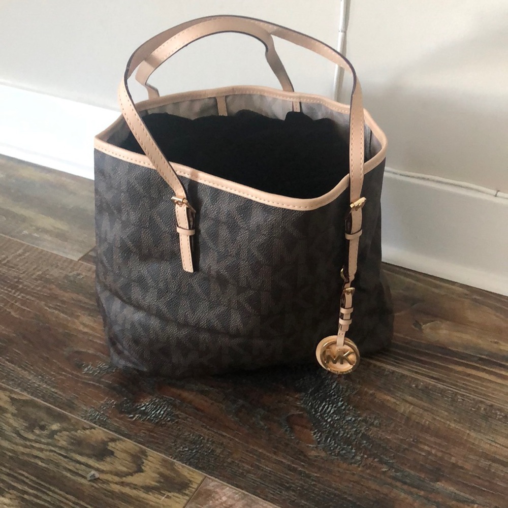 New never used Michael Kors Medium Size Purse!